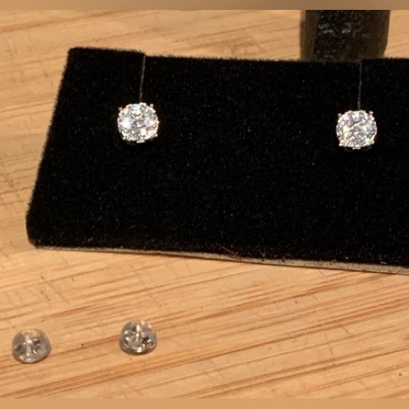 925 - 0.50ct Moissanite stud earrings. Brand New with box. - Picture 4 of 9